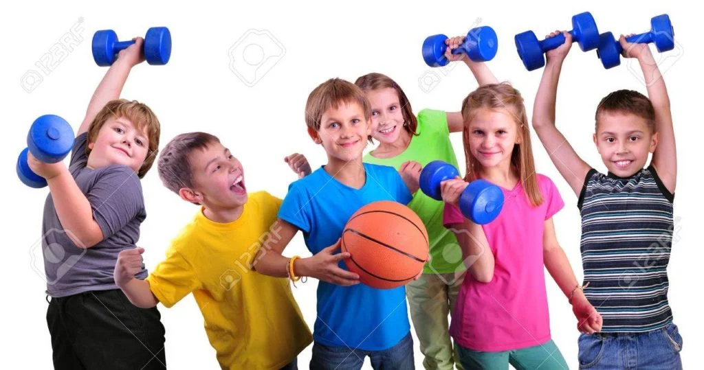 33003697-equipo-de-niños-deportivas-amigos-con-pesas-y-pelota-aislados-sobre-blanco-infancia-felicidad-estilo-de-1024x539