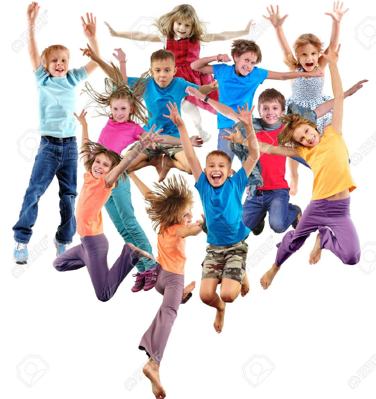 51434985-gran-grupo-de-felices-los-niños-alegres-saltando-deportivos-deportivas-y-baile-aislado-sobre-fondo-blan
