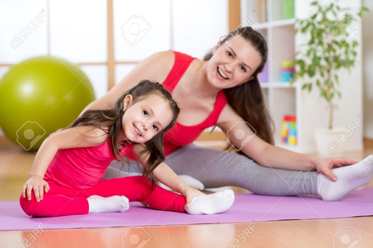 53851902-retrato-de-niña-de-niño-y-su-madre-haciendo-ejercicio-de-gimnasio-en-casa