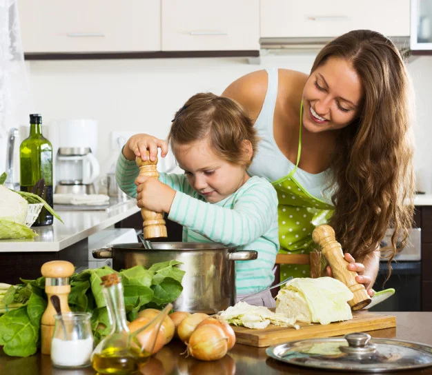 zuppa-di-cucina-di-famiglia-felice_1398-4973